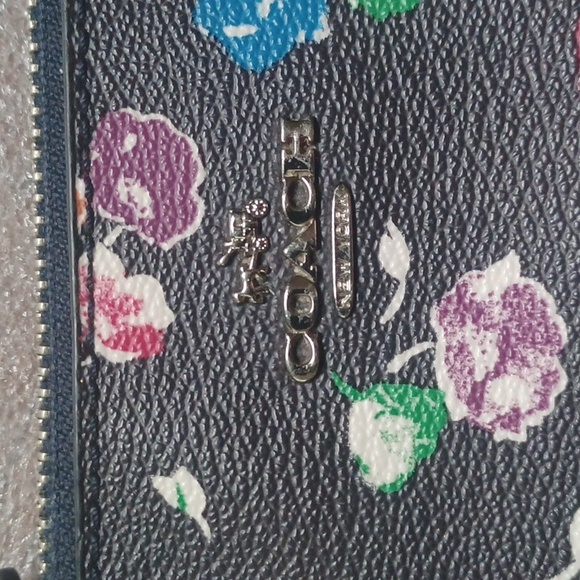 SOLD - COACH Large Wristlet 19 in Wildflower Print - Mini Purse - Picture 4 of 15